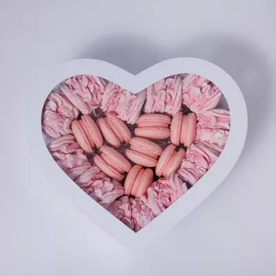 Коробка из зефира с макарунами